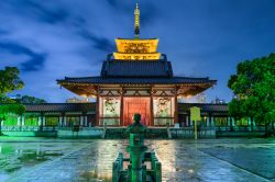 Il pittoresco Shitennoji Temple di Osaka by night (Giappone).
