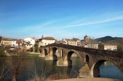 Il Ponte della Regina collega il villaggio di Estella all'inizio della 5^ tappa del Cammino di Santiago, Navarra, Spagna.




