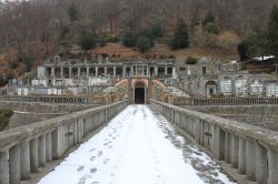 Il ponte monumentale sul fiume Cervo a Rosazza, Piemonte, in inverno con la neve.



