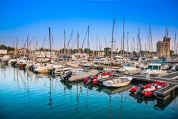 Il porto de La Rochelle all'imbrunire, Francia. Questo porto è stato da sempre approdo per i pescherecci grazie anche agli isolotti che proteggono la baia.



