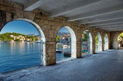 Il porto di Cavtat (Croazia) visto dai portici. La città si può raggiungere in battello dal molo di Lokrum, nel porto vecchio di Dubrovnik.