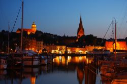 Il porto di Flensburg in una foto serale. In passato al porto arrivavano enormi quantità di rum dalle Indie Occidentali - © Kev Gregory / Shutterstock.com