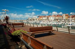 Il porto di Gijon, Spagna. Assieme a Oviedo e Aviles, è una delle principali città delle Asturie - © Botond Horvath / Shutterstock.com