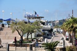 Il porto di Sainte-Maxime, Francia. Dotato di 4 pontili, ha una capienza di circa 800 barche - © Pack-Shot / Shutterstock.com