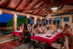 Il ristorante Konoba Golub nel villaggio di Podselje, Vis, Croazia. In questa graziosa trattoria a conduzione familiare si possono assaporare bevande e piatti della tradizione croata cucinati ...