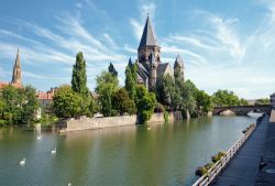 Il Temple Neuf a Metz in Francia - Questa chiesa protestante si trova su di una isola sul fiume Mosella. - © goodcat / Shutterstock.com