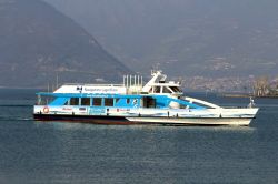 Il traghetto che solca le acque del Lago d'Iseo (o Lago Sebino). L'imbarcazione trasporta soprattutto i turisti chein estate affollano le rive del lago - foto © Piergiovanni M / ...