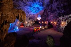 Il trenino della visita nelle Grotte di Postumia in Slovenia