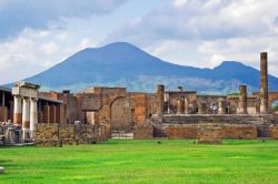 Panorama sul Vesuvio e Pompei, Campania  - 24 Agosto 79 d.C.: la lava solidificata che ostruiva il cratere del vulcano esplose per via dei gas interni frammentandosi in lapilli scagliati ...