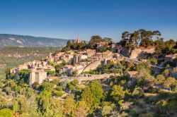 Il villaggio arroccato di Bonnieux in Provenza, Francia. Grazie a gioielli architettonici, elementi naturalistici e preziosità artistiche Bonnieux vanta il marchio turistico "Les ...