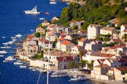 Il villaggio costiero di Vis, Croazia. Il segreto di quest'isola sta nell'isolamento forzato sino al 1989: destinata ad arsenale dalla Marina prima e poi a base navale da Tito, Vis è ...