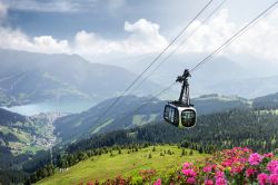 Il villaggio di Schmitten visto dalla funivia di Zell-am-See, Austria.
