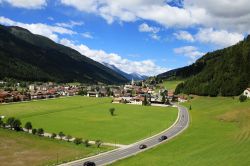 Il villaggio di Sillian, Tirolo, visto dall'alto (Austria). Per il paese passa una delle ciclabili più importanti d'Europa: la ciclabile della Drava.

