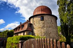 Il villaggio di Thann, Alsazia, Francia: la sua storia è legata al conte de Ferrette e alla sua nobile famiglia. A lui si deve l'installazione di un posto di pedaggio all'ingresso ...