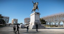 Impiegati del Comune ripuliscono dai graffiti notturni la statua equestre di Luigi XIV° a Montpellier, Francia, in una giornata d'inverno - © Pierre-Olivier / Shutterstock.com