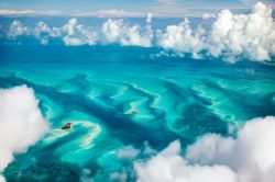 Un'incantevole veduta aerea delle isole Bahamas, stato insulare dell'America Centrale situato nell'oceano Atlantico.
