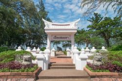 Indicazione della città di Songkhla scritto in thailandese: sullo sfondo, la statua di un cane e di un gatto - © rachata photography / Shutterstock.com