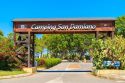Ingresso al campeggio San Damiano nei pressi di Furiani a su di Bastia, Corsica. E' una delle località più popolari per trascorrere una vacanza in quest'isola francese ...