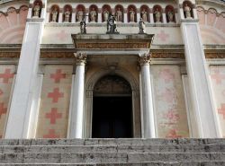 Ingresso chiesa Santa Maria Nascente Pieve di Cadore - © Fulcanelli / Shutterstock.com