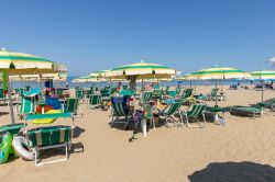 Inizio d'estate sulla spiaggia di Roseto degli Abruzzi, Abruzzo. Dal 1999 questa località balneare si fregia del titolo di Bandiera Blu - © wjarek / Shutterstock.com