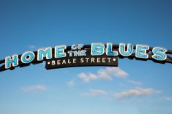 Insegna di Beale Street, "home of the blues", nel centro di Memphis (Tennessee). Collega il fiume Mississipi a East Street. 



