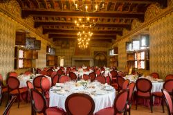 Interno del castello di Pavone Canavese: sala da pranzo pronza per un banchetto nuziale - © elitravo / Shutterstock.com