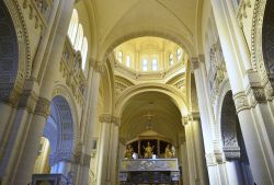 La navata centrale della chiesa di ta Pinu a Gharb, isola di Gozo, Malta - © Karel Gallas / Shutterstock.com