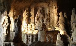 Interno della chiesa scavata nella roccia a Piedigrotta, Pizzo Calabro, Calabria. Luogo di culto cattolico, questo edificio religioso è interamente scavato nelle rocce tufacee e si trova ...