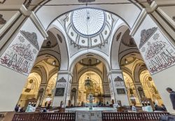 Interno della Grande Moschea (Ulu Cami) a Bursa, Turchia, con i fedeli in preghiera. E' la principale moschea della città - © hikrcn / Shutterstock.com