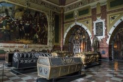 L'interno delle tombe reali nella cappella di Christian IV° a Roskilde, Danimarca. Questo è il luogo di sepoltura dei monarchi danesi dal XV° secolo - © goga18128 / Shutterstock.com ...