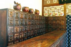 L'interno di un'antica farmacia con arredi in legno nella città di Jinan, Cina.



