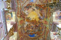 Interno dell'Università di Breslavia, Polonia - Il soffitto riccamente decorato della chiesa dell'Università cittadina  © eFesenko / Shutterstock.com 