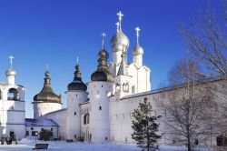 Inverno al Cremlino di Rostov Velikij, Russia - Piuttosto grande, il territorio del Cremlino si divide in tre parti: la fortezza principale, conosciuta anche come corte padronale; piazza Sobornaja, ...