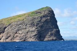 Isola di Coin de Mire fotografata da Grand Baie, isola di Mauritius - Si riconosce sin da lontano la sagoma incontaminata di questo grande scoglio situato di fronte all'isola di Mauritius: ...