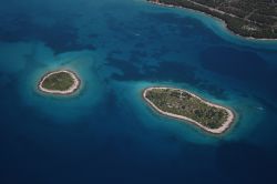 Piccole isole dalmate fotografate dall'aereo in Croazia. La Dalmazia è la regione più visitata dai turisti per via delle sue innumerevoli spiagge.