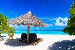 Le isole tropicali sono il simbolo del relax per eccellenza. Alle Maldive, in particolare, ci sono forse le più belle spiagge del mondo - foto © Martin Valigursky / Shutterstock.com
 ...