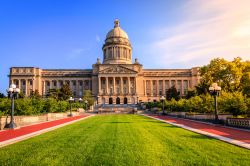 Il Kentucky State Capitol a Frankfort, Michigan. Venne costruito fra il 1905 e il 1909 dall'architetto Frank Mills Andrews e realizzato in stile Beaux-Arts.
