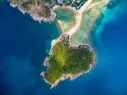 Koh Mae dall'alto, isola di Pha Ngan, Thailandia. L'oceano che lambisce questo lembo di terra è ricco di sfumature e ospita una stupenda barriera corallina.
