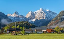 Kranjska Gora all'alba, Slovenia. E' una vivace destinazione invernale per il turismo sportivo ma anche una località ricca di iniziative e attività in estate e primavera.
 ...