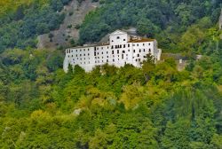 L'antica Abbazia di San Michele a Monticchio laghi in Basilicata - © Edmondo Ciccolella / Shutterstock.com