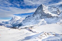 L'imponente parete rocciosa dell'Eiger a Grindelwald, Svizzera. Questa montagna svizzera delle Alpi bernesi, che si innalza per 3967 metri, è particolarmente famosa per la sua ...