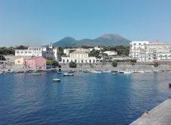 La baia di Portici in Campania e il Vesuvio sullo sfondo