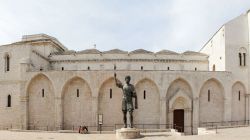 La Basilica del Santo Sepolcro a Barletta, Puglia. Il primo documento che attesta l'esistenza di questo edificio religioso risale al 1130. E' stata meta di transito per i pellegrini ...