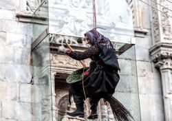 La Befana nel giorno dell'Epifania a Como, davanti al Duomo - © DARRAY / Shutterstock.com