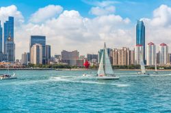 La bella cittadina costiera di Qingdao, Cina. Durante l'estate la città è letteralmente presa d'assalto dai turisti soprattutto quando si svolgono la fiera del commercio ...