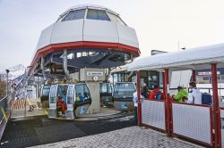 La cabinovia del villaggio di Pejo, Trentino Alto Adige. Per gli appassionati di sci sono a disposizione una telecabina ad agganciamento automatico, tre seggiovie, una sciovia e un tapis roulant ...