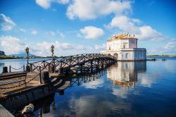 La "Casina Vanvitelliana" di Bacoli, lago di Fusaro in Campania. Era la casa di caccia e pesca di Ferdinando IV di Borbone, costruita nel 1764 dal Vanvitelli