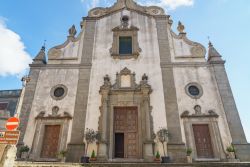 La cattedrale della Santissima Annunziata a Forza d'Agrò, Sicilia. Edificata sul sito di una preesistente chiesa del '400 crollata per un terremoto nel 1649, l'attuale chiesa ...