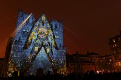 Luci sulla cathédrale Saint-Jean, la cattedrale della città di Lione, durante la Fête des Lumières - foto © Pierre Jean Durieu / Shutterstock.com