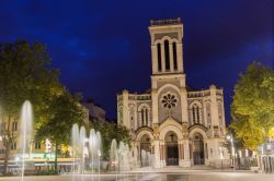 La cattedrale di Saint-Etienne fotografata di notte, Francia. Dedicata a San Carlo Borromeo, è stata costruita nel 1912 in stile neogotico e inaugurata nel 1923.
